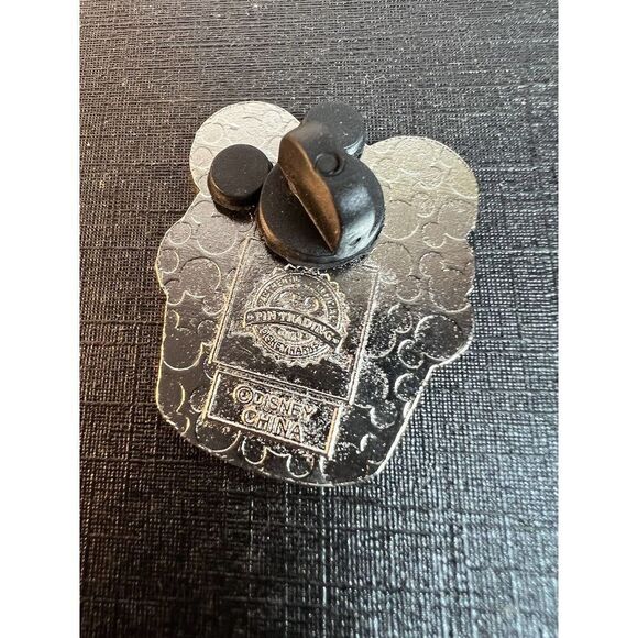 Disney Mickey Mouse Character Cupcake Trading Pin 2011 - Picture 4 of 5